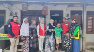 Ketua PMI Bungo Berbagi Tali Asih dengan 2 Anak Korban Sengatan Listrik