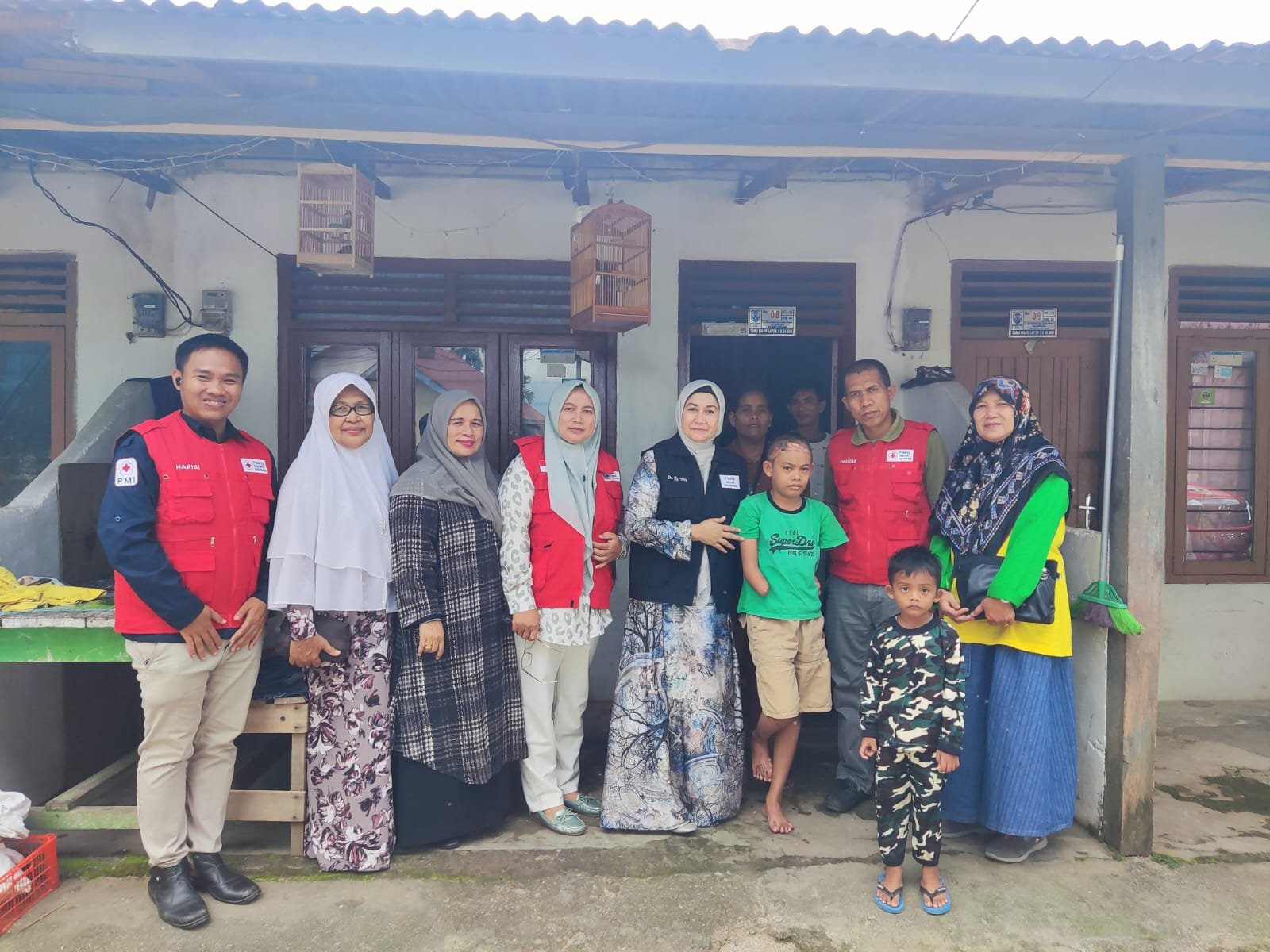 BANTUAN: Ketua PMI Bungo Dr. Hj. Verawaty Mashuri didampingi sejumlah pengurus menyalurkan bantuan untuk anak korban sengatan listrik