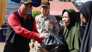 Hari Bakti Dokter Indonesia, Bupati Mashuri Serahkan Bantuan Sembako ke Warga