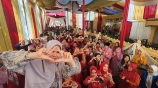 Ketua DPD Demokrat Jambi Disambut dengan Salam Merci di Acara Pesta Pernikahan