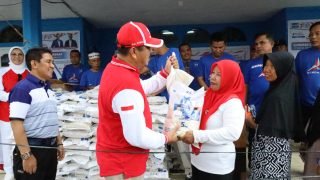 Ribuan Paket Sembako Murah Partai Demokrat Diserbu Emak-Emak