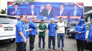 Hamas Serahkan Hadiah Turnamen Domino dalam Rangka HUT Partai Demokrat ke-22