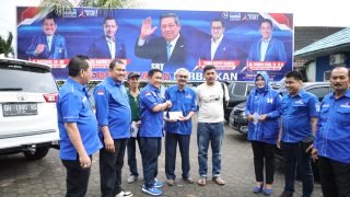 Hamas Serahkan Hadiah Turnamen Domino dalam Rangka HUT Partai Demokrat ke-22