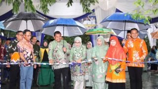 Bupati Bungo Dampingi Ketua TP PKK Resmikan Bazar Ramadhan 1445 H