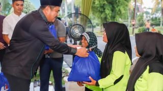 Bupati Bungo Berbagi kebahagiaan Bersama Petugas Kebersihan