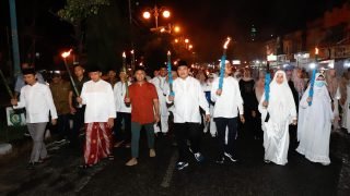Bupati Bungo Bersama Ribuan Masyarakat Sambut Ramadan dengan Pawai Obor